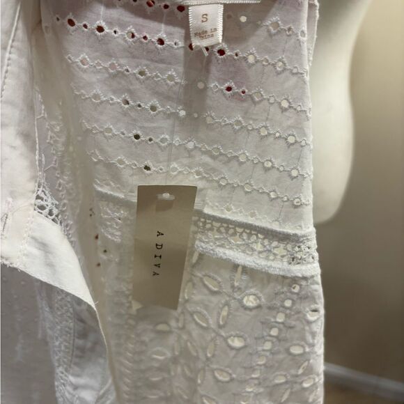 NWT. Adiva size women’s small. Eyelet lace button-up shirt. - Picture 4 of 5